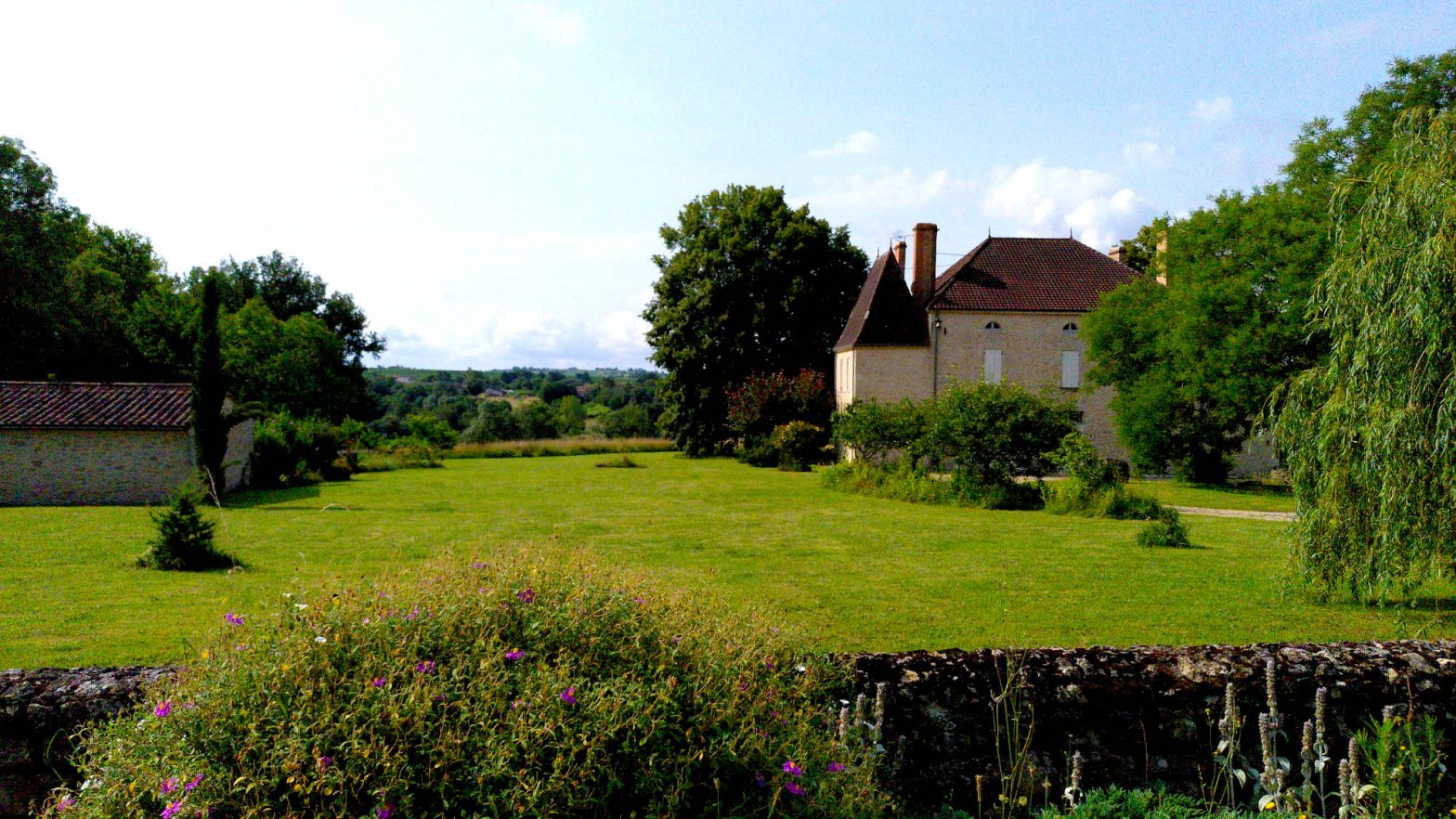 Lieu racine sobre et autonome de la famille de Sophie, ancien domaine viticole de 4 hectares.